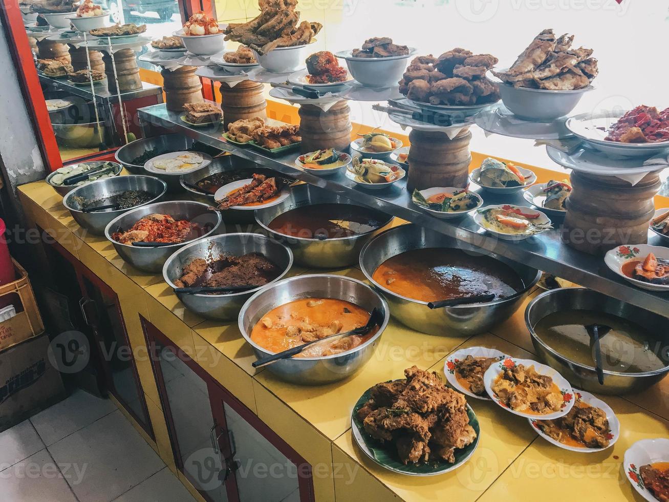 variatie gerecht van nasi padang of padang rijst curry een van de meest bekende maaltijden die geassocieerd worden met indonesië. foto