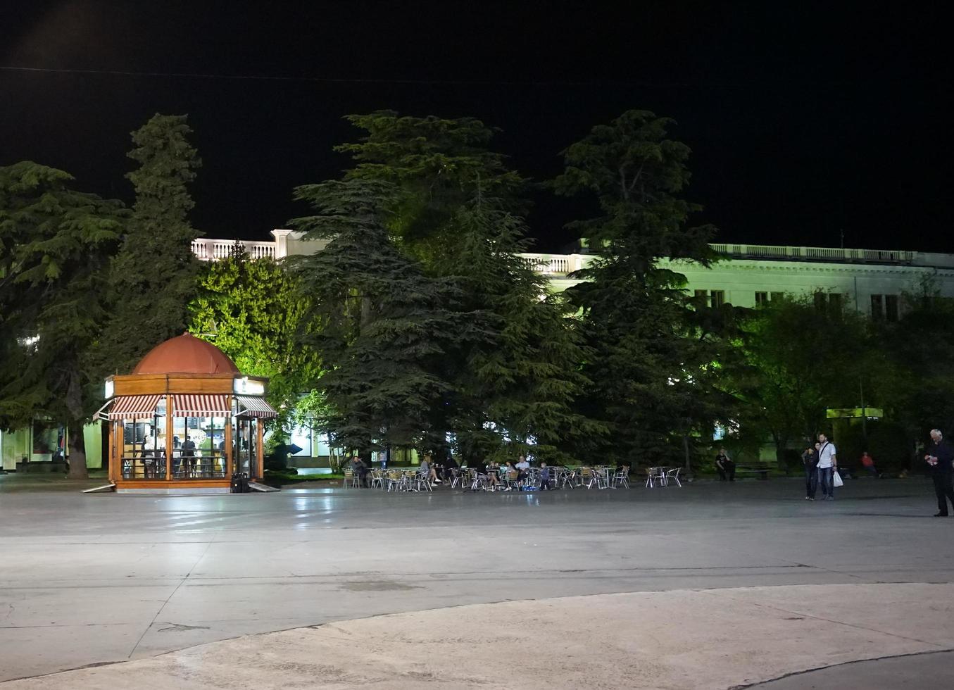 yalta, crimea-28 mei 2016-nacht stadslandschap met uitzicht op gebouwen en architectuur. foto