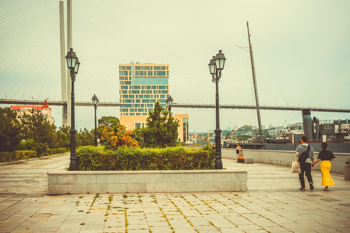 vladivostok, rusland-7 augustus 2018-stedelijk landschap met gebouwen en architectuur. foto