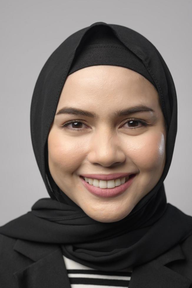 mooie zakenvrouw met hijab portret op witte achtergrond foto