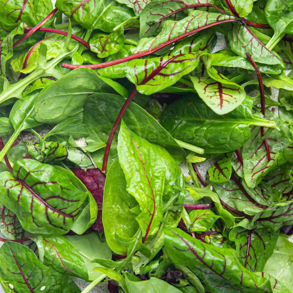 groene slablaadjes mix microgroen sappige snack klaar op tafel foto