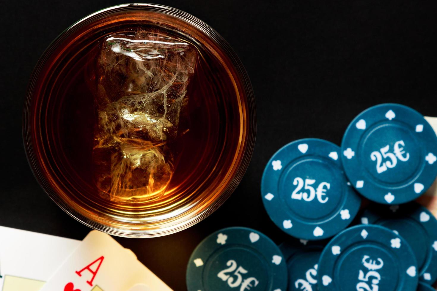 whisky, poker en geld. foto