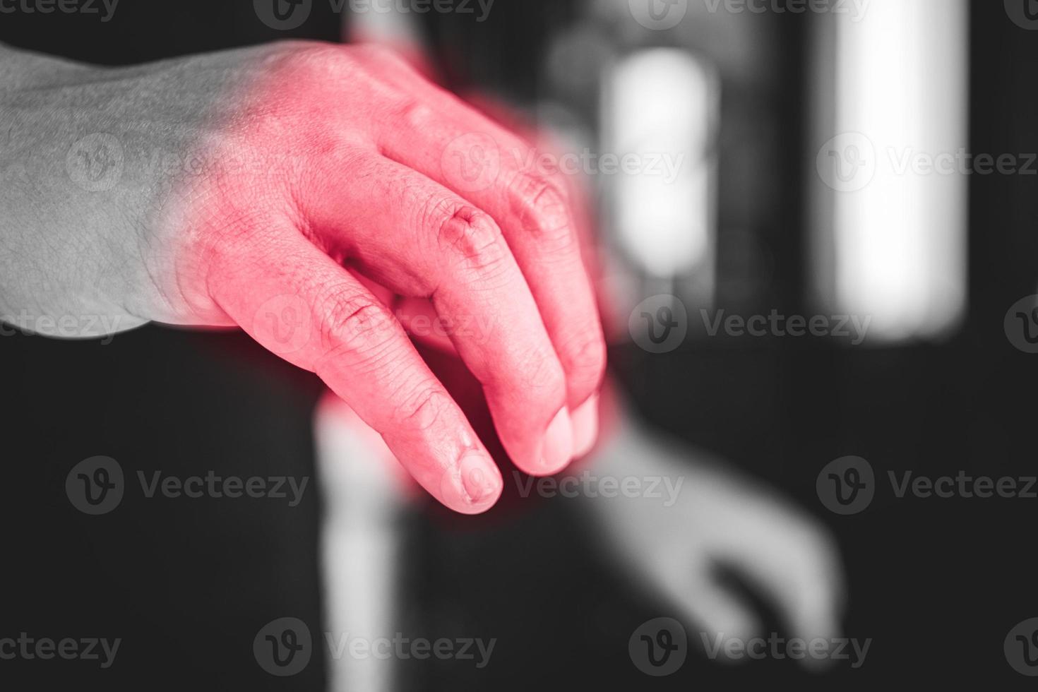 Assimileren Productie verkorten vingers pijn in office syndroom concept. pijnsymptoomgebied wordt  weergegeven met een rode kleur. medium close-up shot in zwart-wit toon.  5729424 Stockfoto
