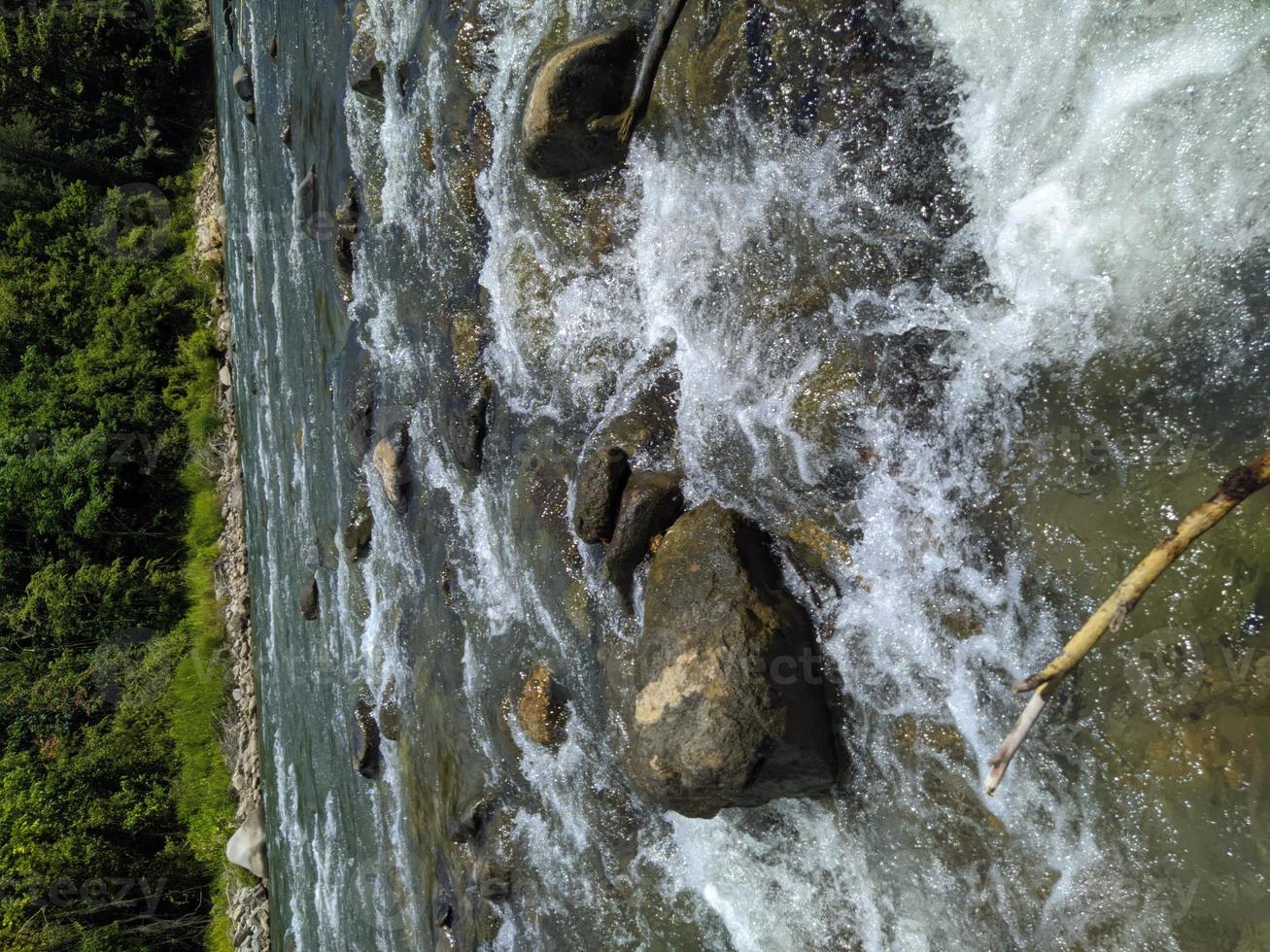 rivier stroom waterval in boslandschap foto