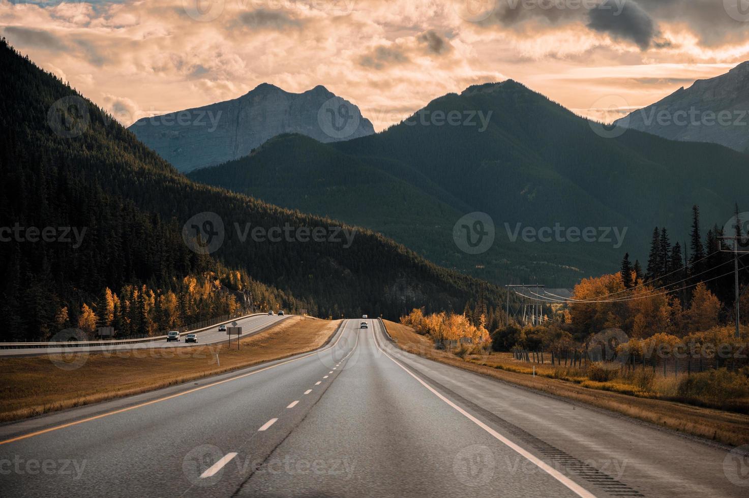 landschap van rotsachtige bergen en snelweg in de avond in Banff National Park foto