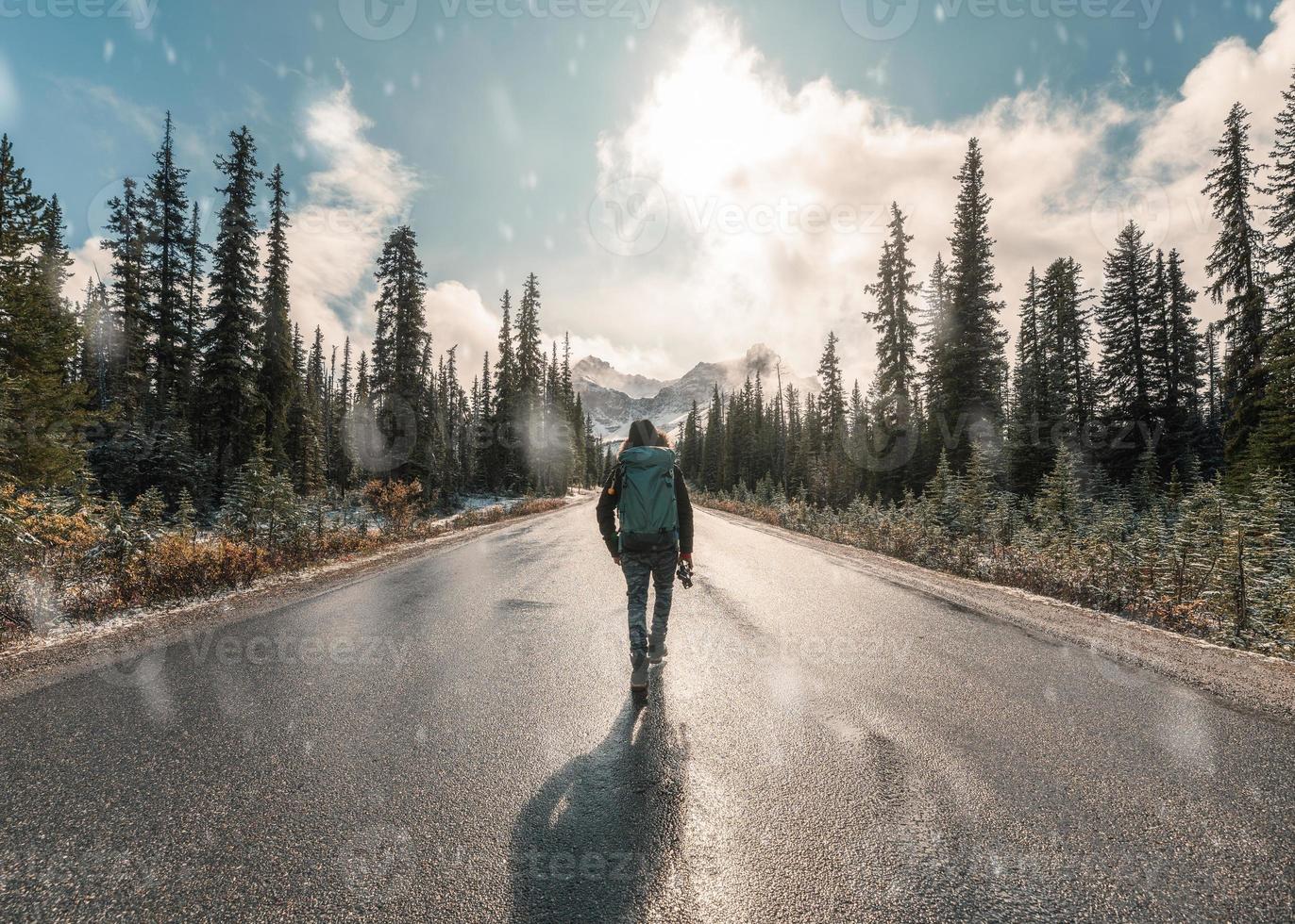 man backpacker wandelen met sneeuwt in Banff National Park foto