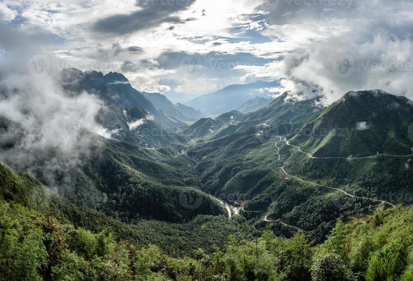 landschap van tram ton pass of o quy ho pass is een bergpas die slingert in de vallei met mistig in Sapa, Noordwest-Vietnam foto