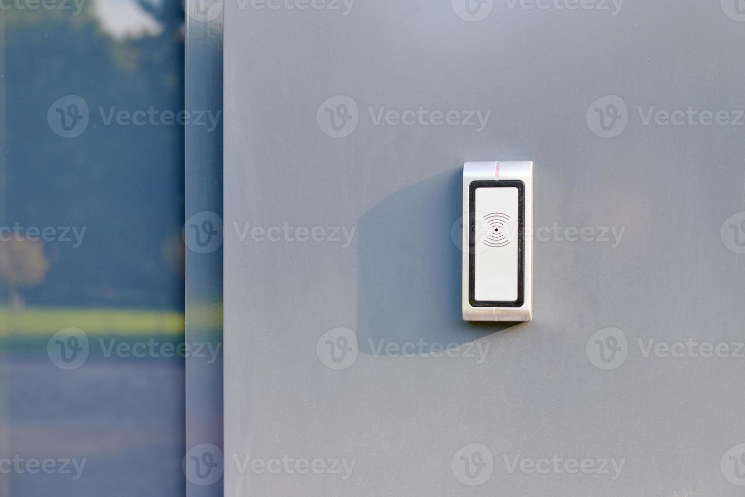 rfid-lezer bij kantoordeur, werknemers alleen toegang via rfid-sleutelkaart, slot- en sleutelcontrolesysteem foto