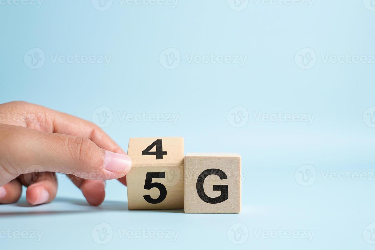 4g tot 5g inscriptie over houten blokken. foto