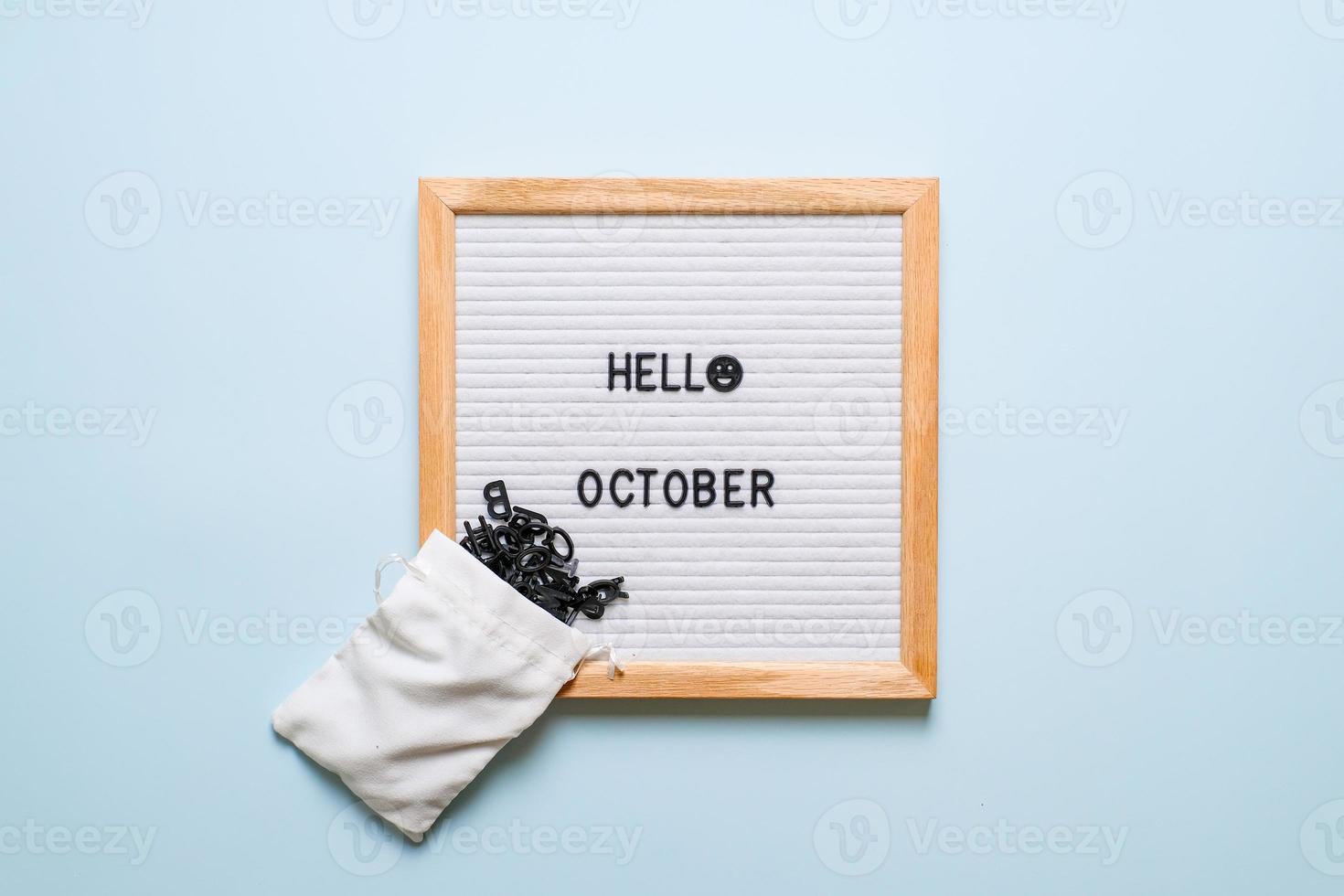 inscriptie hallo oktober op wit letterbord foto