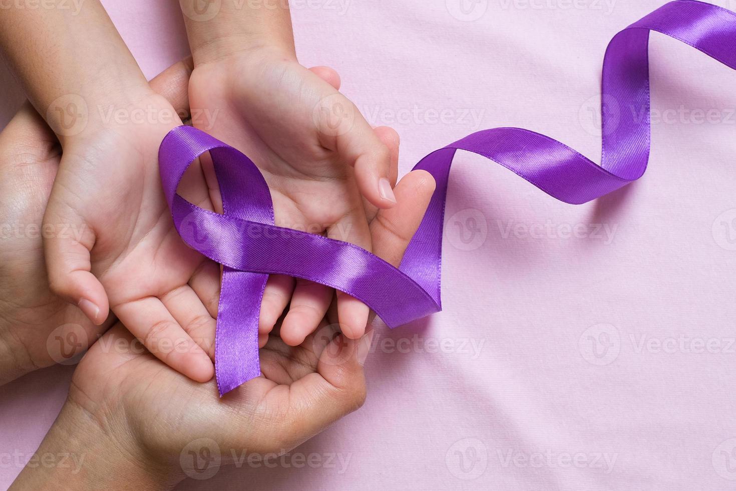 handen met paarse linten wereld kanker dag concept foto
