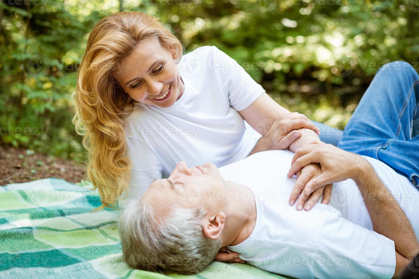 senior koppel op een picknick in het bos foto