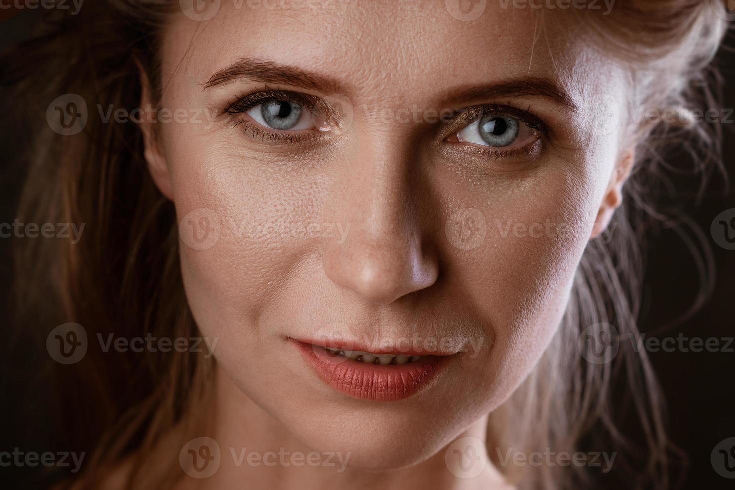 portret van volwassen vrouw close-up schone huid foto