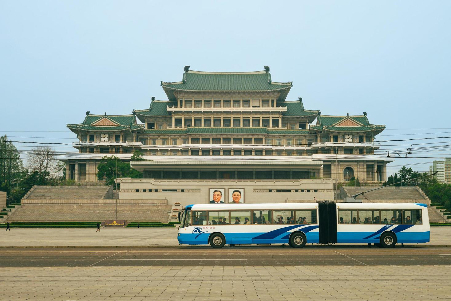 Grand Peoples Study House, de centrale bibliotheek op het Kim il Sung-plein in de Noord-Koreaanse hoofdstad Pyongyang, werd in april 1982 in traditionele Koreaanse stijl gebouwd. foto