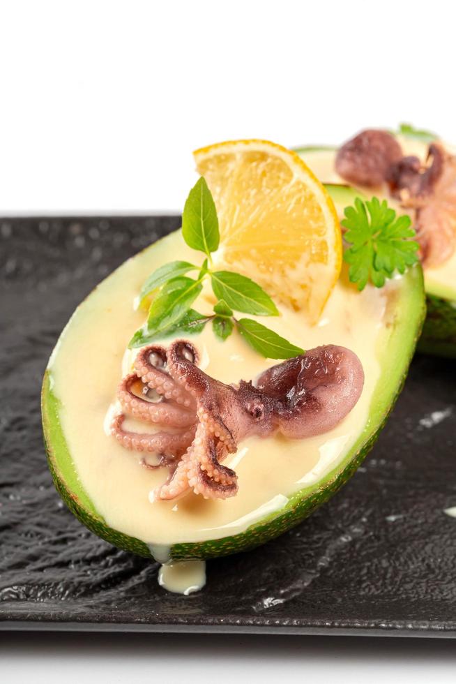 avocado met octopus en roomsaus, close-up foto
