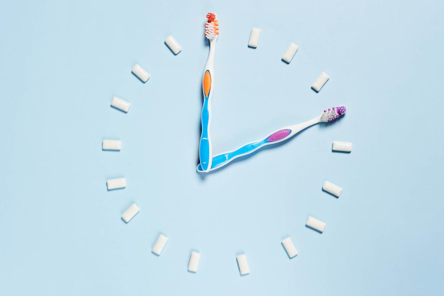 tandenborstels en kauwgom maken een klok foto