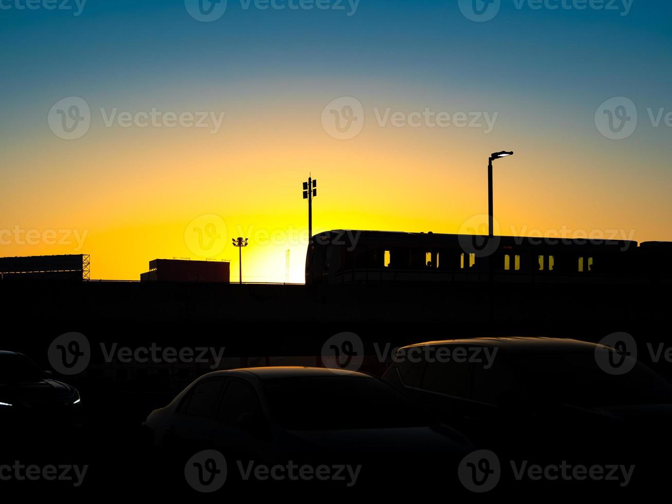 silhouet van sky train inkomend of uitgaand in de prachtige zonsondergang. foto