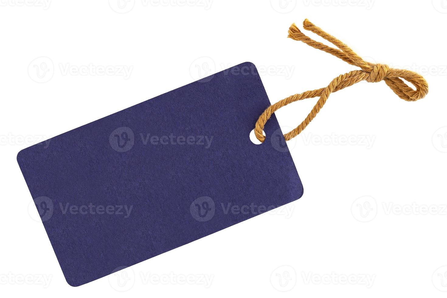de blanco tags vastgebonden met een touwtje. prijskaartje, cadeaulabel, verkooplabel, adreslabel foto