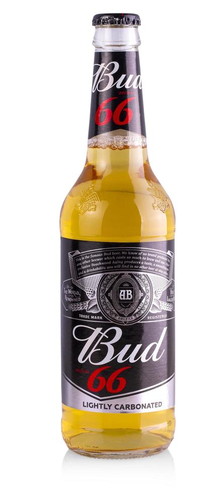 fles bud-bier op een witte achtergrond, een bleke pils in Amerikaanse stijl geproduceerd door anheuser-busch foto