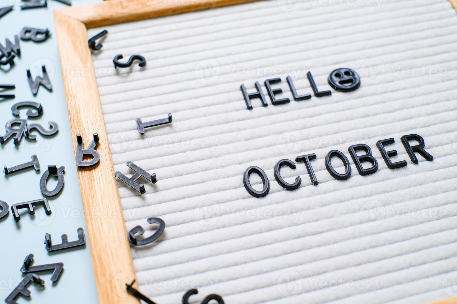 inscriptie hallo oktober op wit letterbord foto