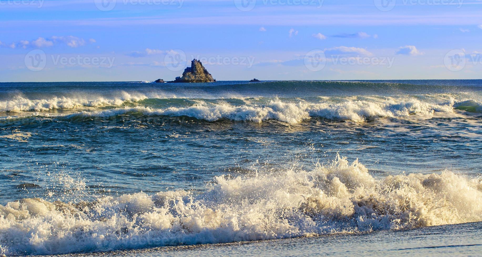de golven op de Stille Oceaan op het schiereiland Kamtsjatka foto