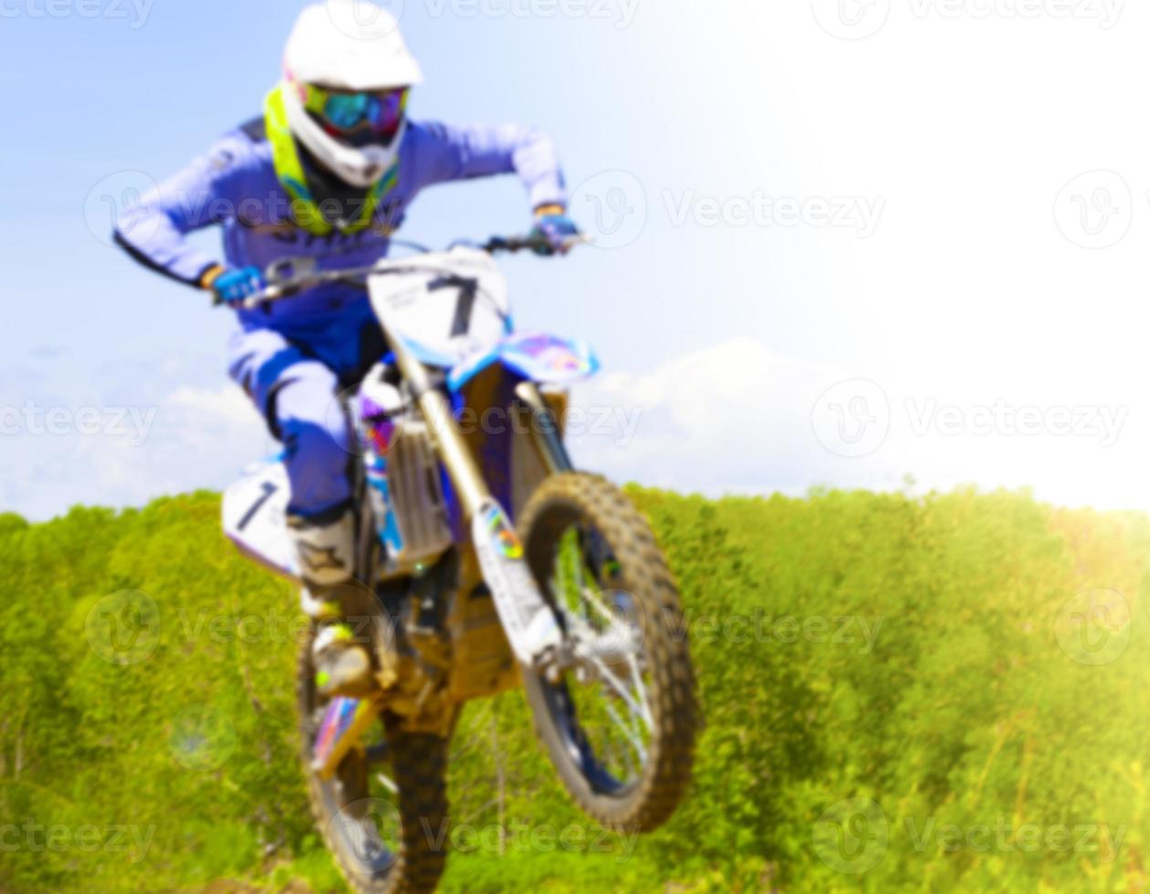 het wazige beeld van motorrijder tijdens motorcrossrace foto