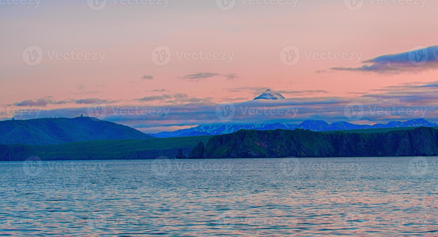 de viluchinsky-vulkaan en de avacha-baai bij zonsondergang op het schiereiland Kamtsjatka foto