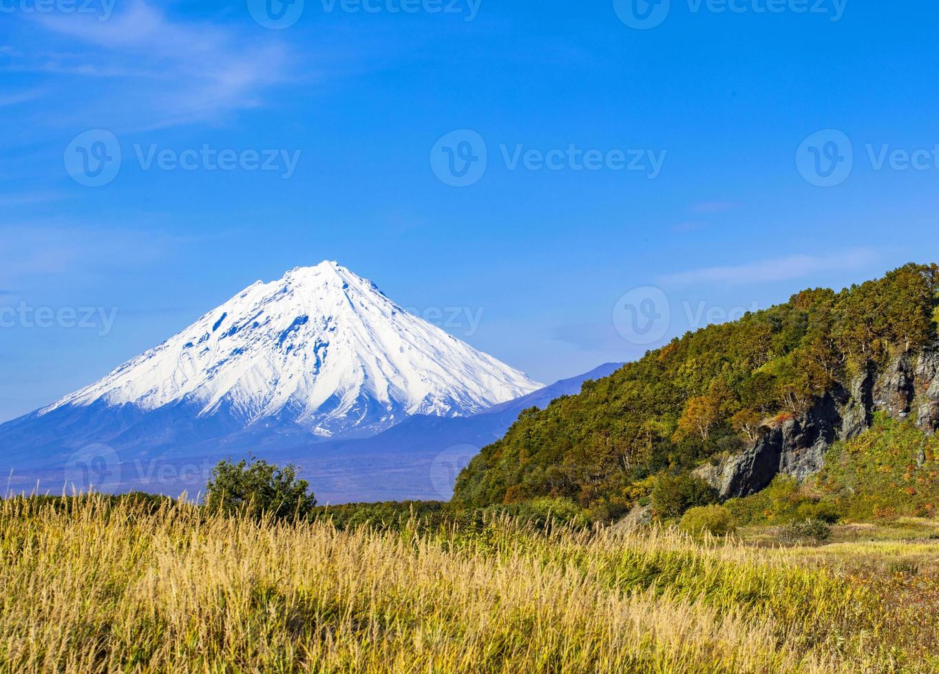 het panoramische herfstzicht op de Koryaksky-vulkaan op het schiereiland Kamtsjatka foto