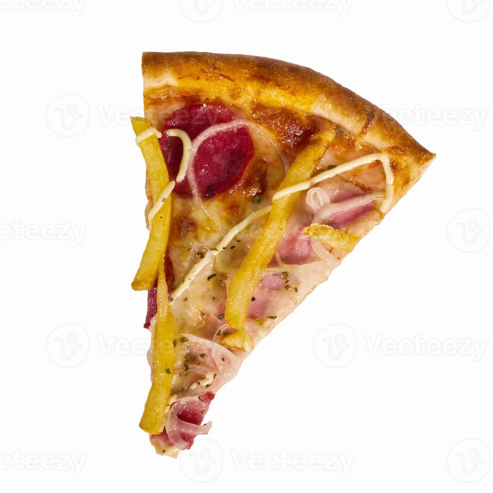 stuk pizza met frietjes en ham en ei op witte achtergrond. isoleren foto