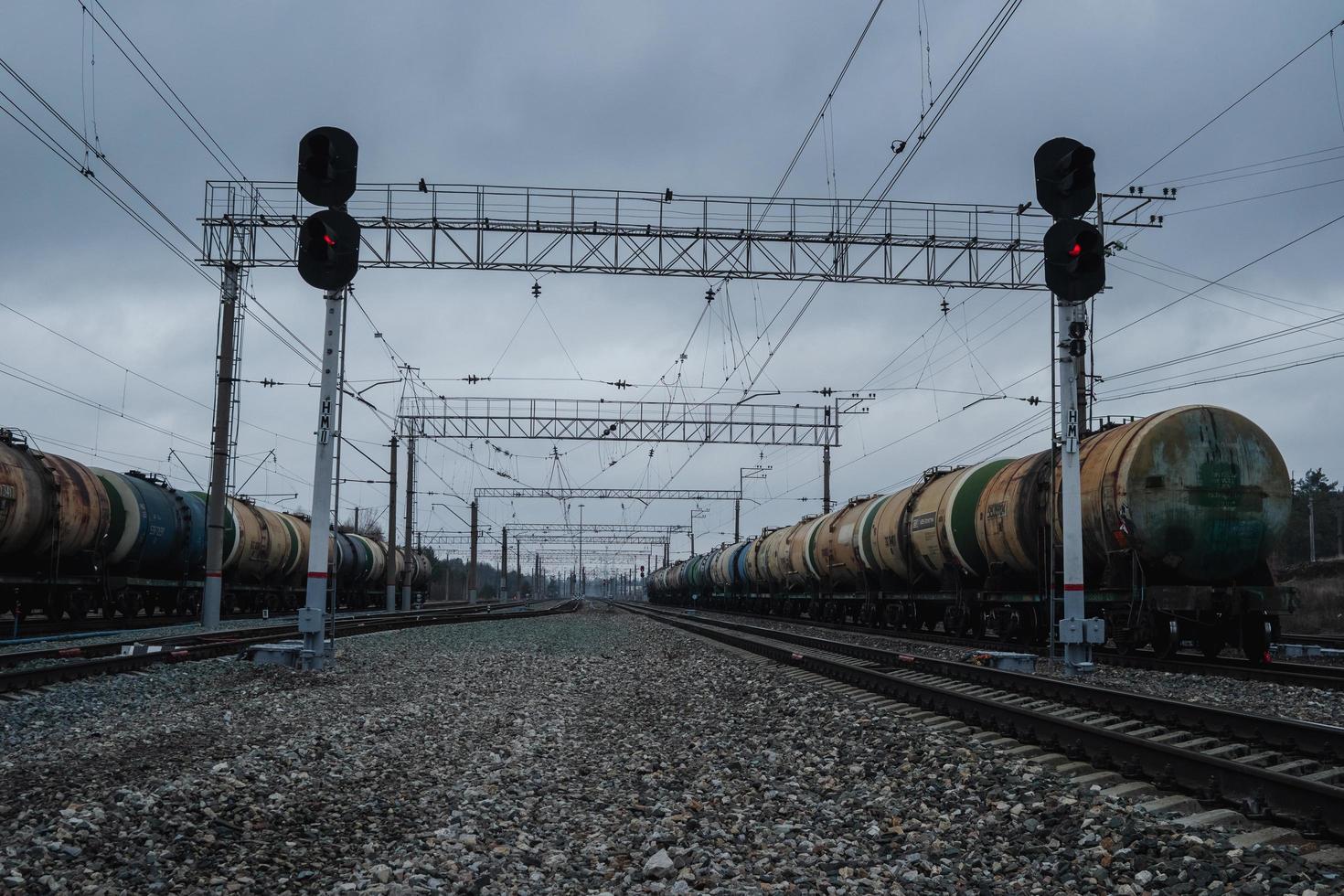 treinstation met tanktreinen. foto