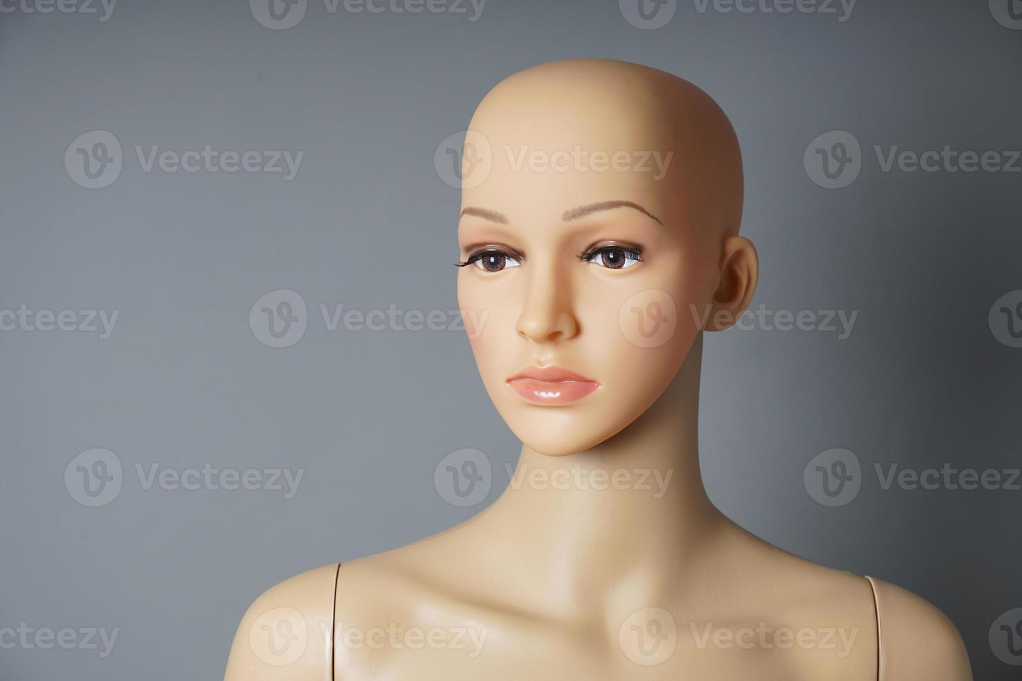 etalagepop of etalagepop met kaal hoofd en naturalistisch gezicht foto