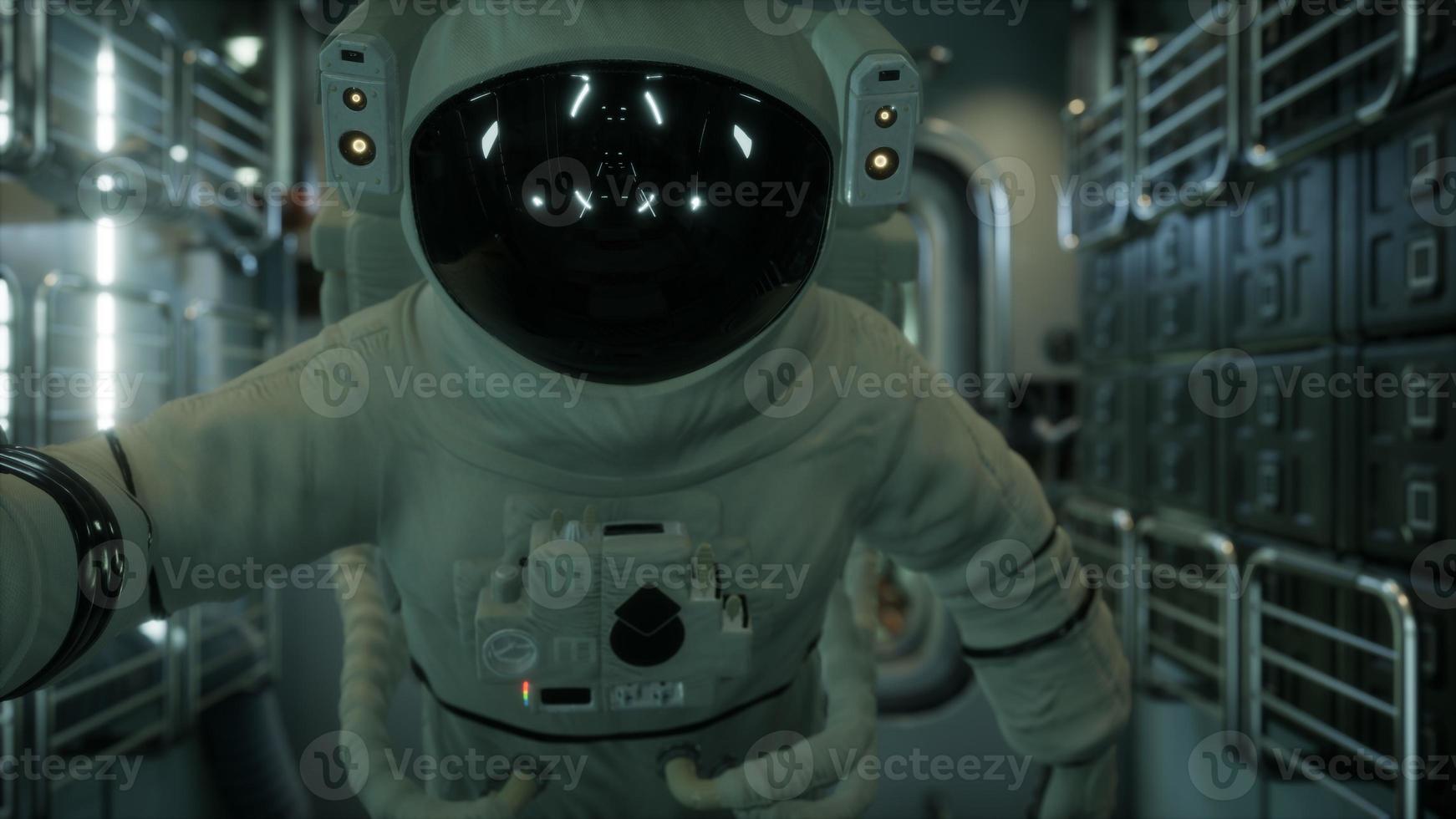 8k-astronaut in het orbitale ruimtestation foto