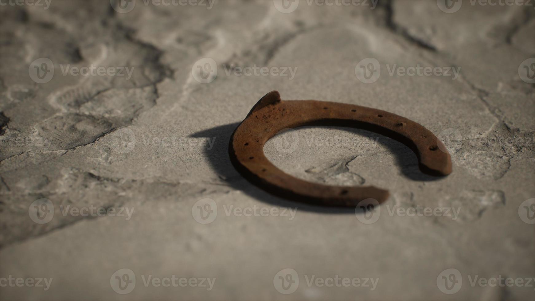 een oud roestig metalen hoefijzer foto