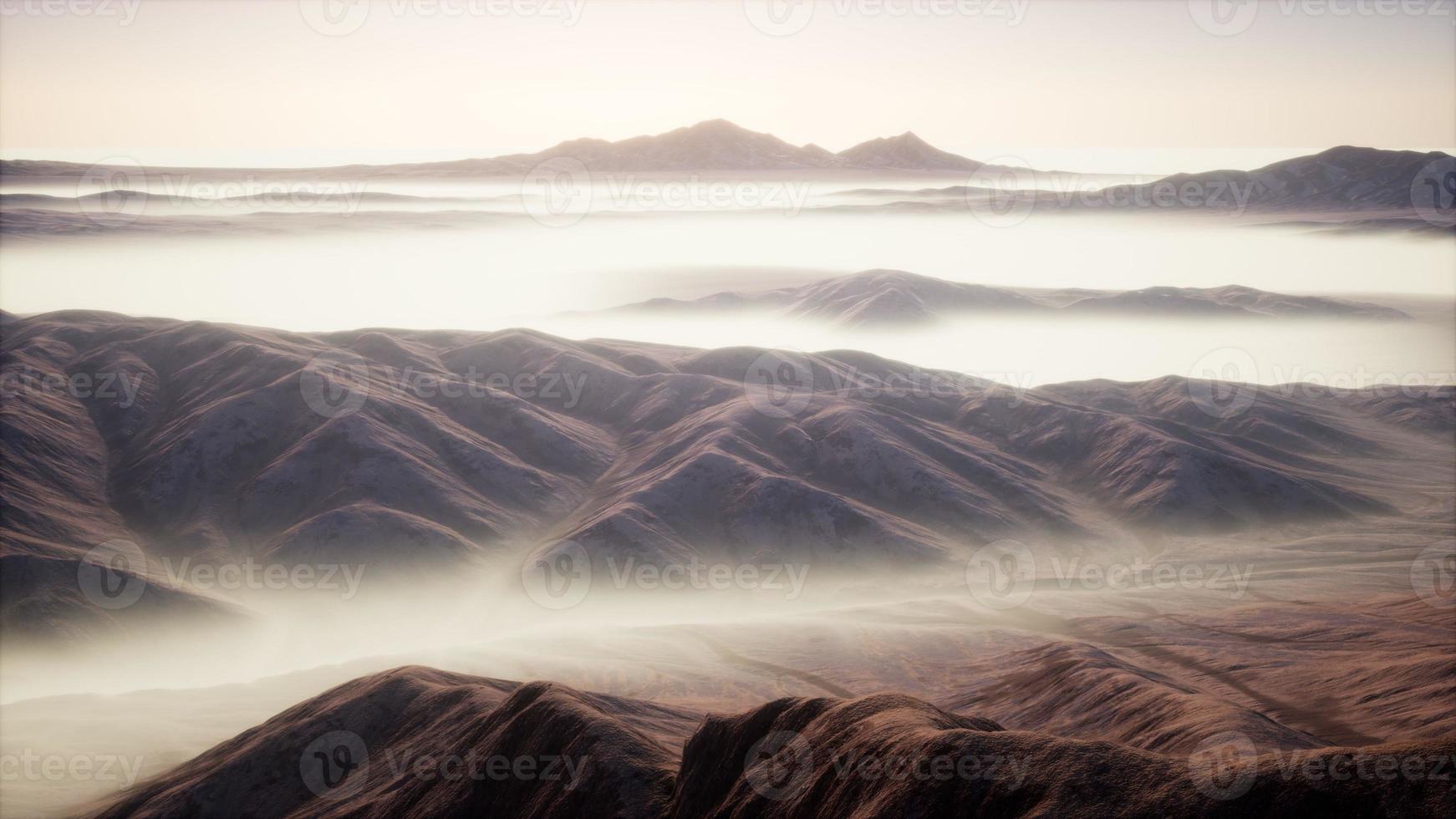 berglandschap met diepe mist in de ochtend foto