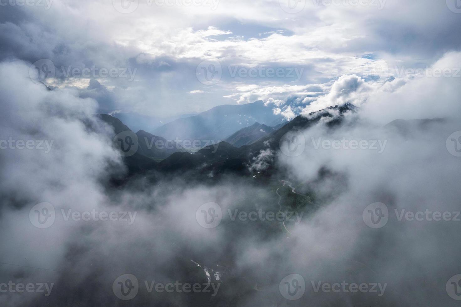 landschap van tram ton pass of o quy ho pass is een bergpas die slingert in de vallei met mistig in Sapa, Noordwest-Vietnam foto