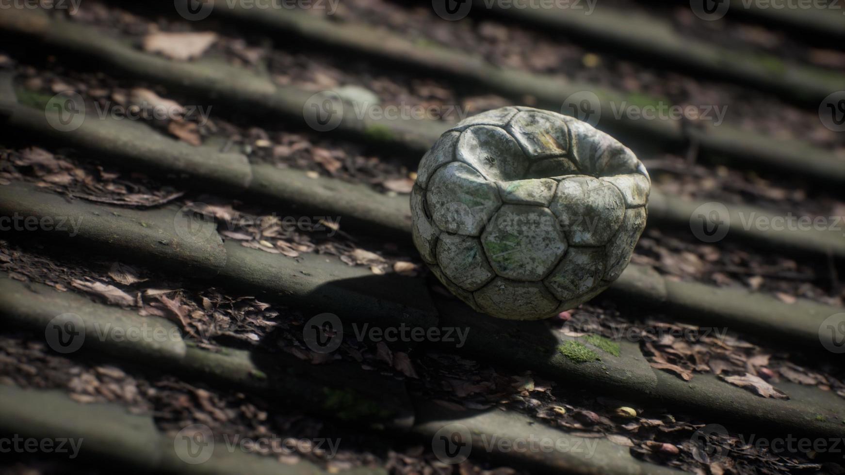 oude voetbal op het dak van een huis foto