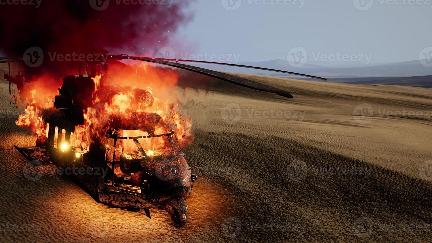 verbrande militaire helikopter in de woestijn bij zonsondergang foto