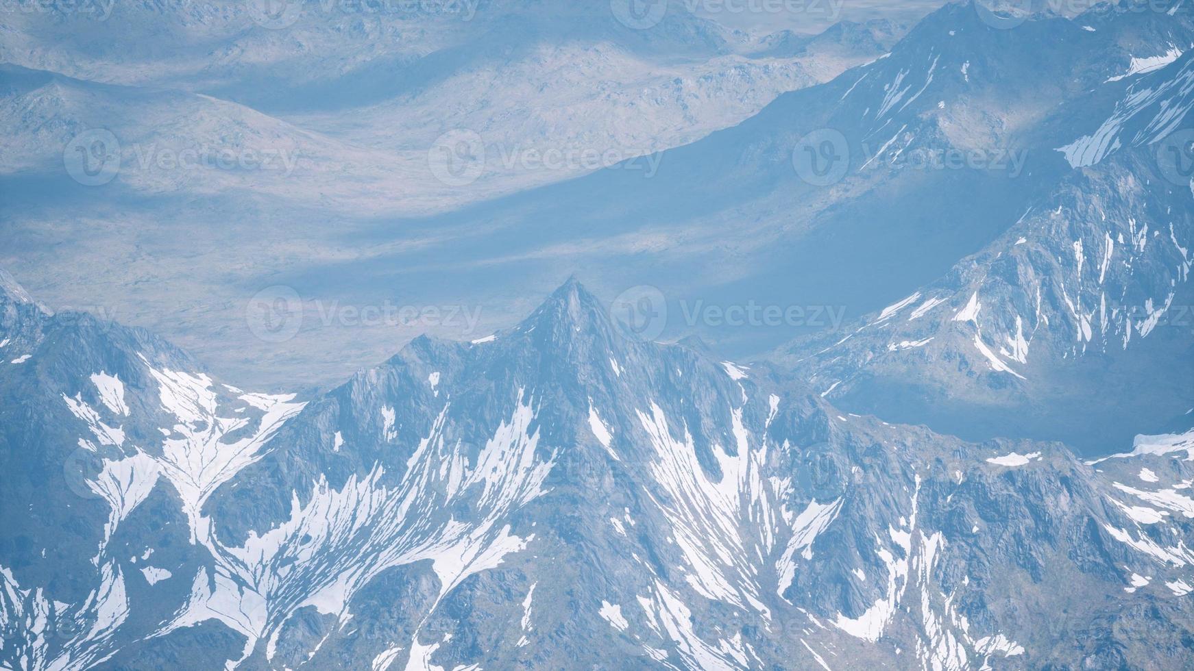 luchtfoto landschap van bergen met besneeuwde foto