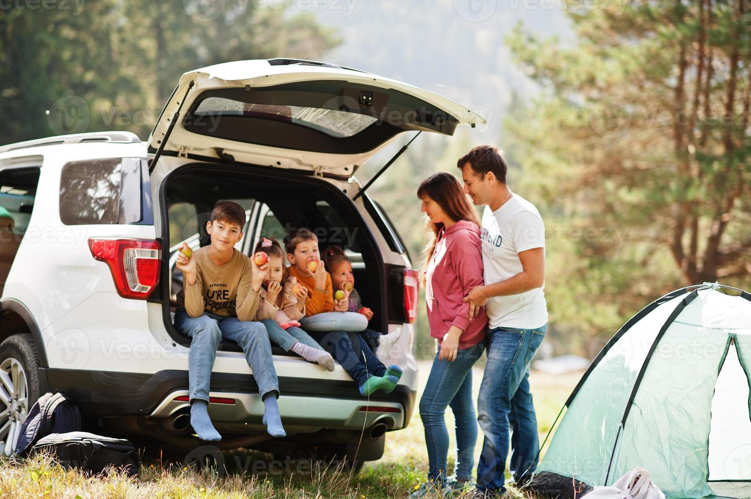 groot gezin van vier kinderen. kinderen in de kofferbak. reizen met de auto in de bergen, sfeerconcept. Amerikaanse geest. foto