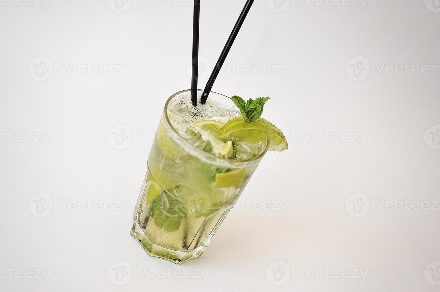 cocktail mojito geïsoleerd op de witte achtergrond foto