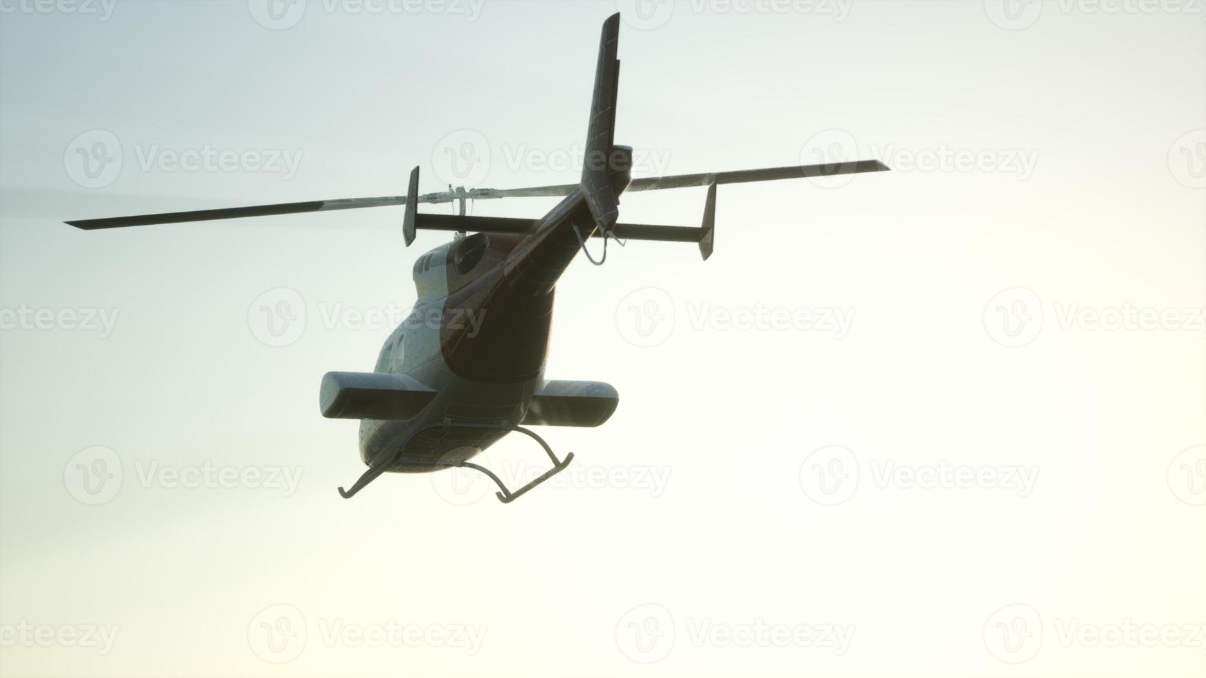 extreem slow motion vliegende helikopter en avondrood foto