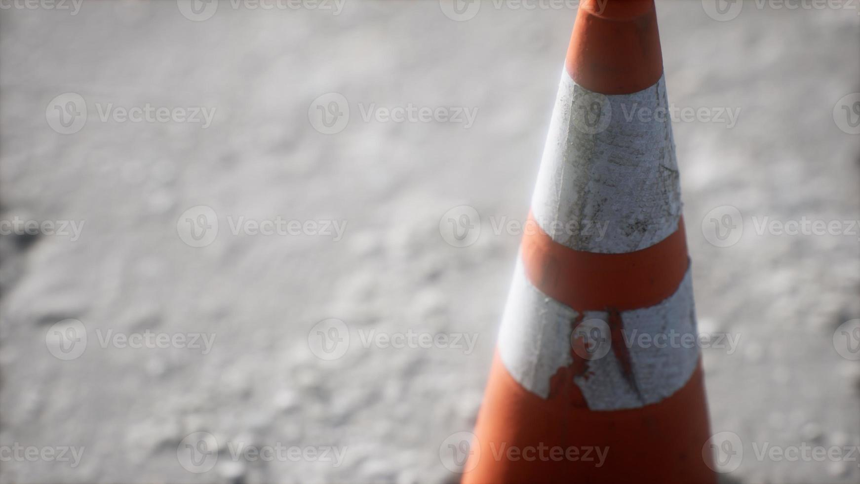 oranje en wit gestreepte verkeerskegel foto