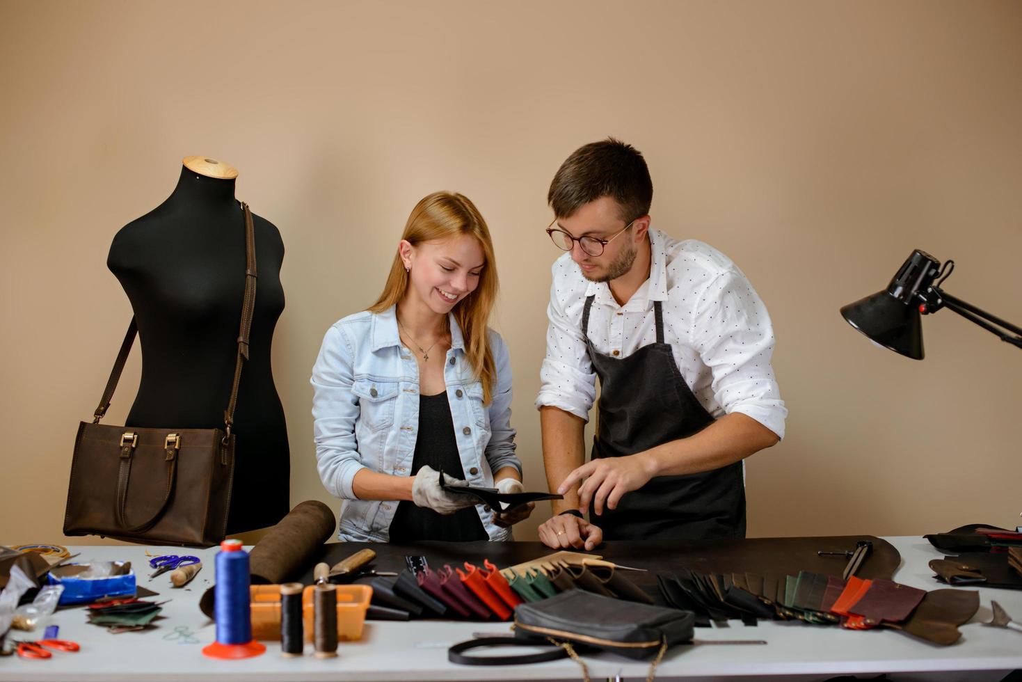 werkplaats voor lederen producten. meester van leerproducten foto