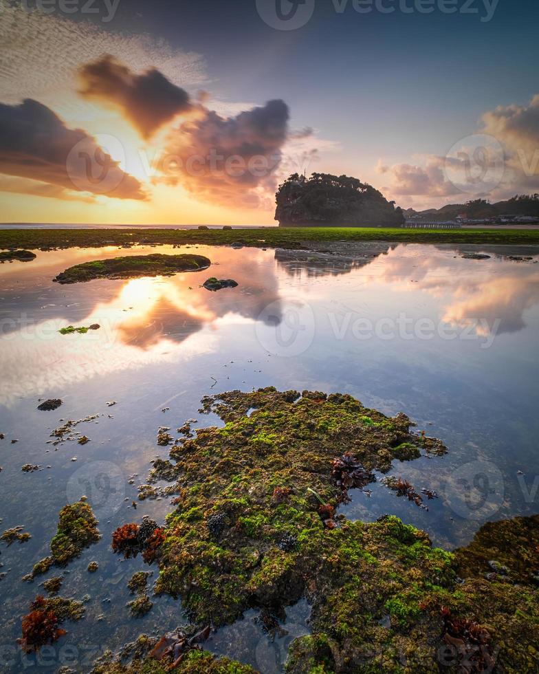 zonsondergang op Indonesisch strand foto