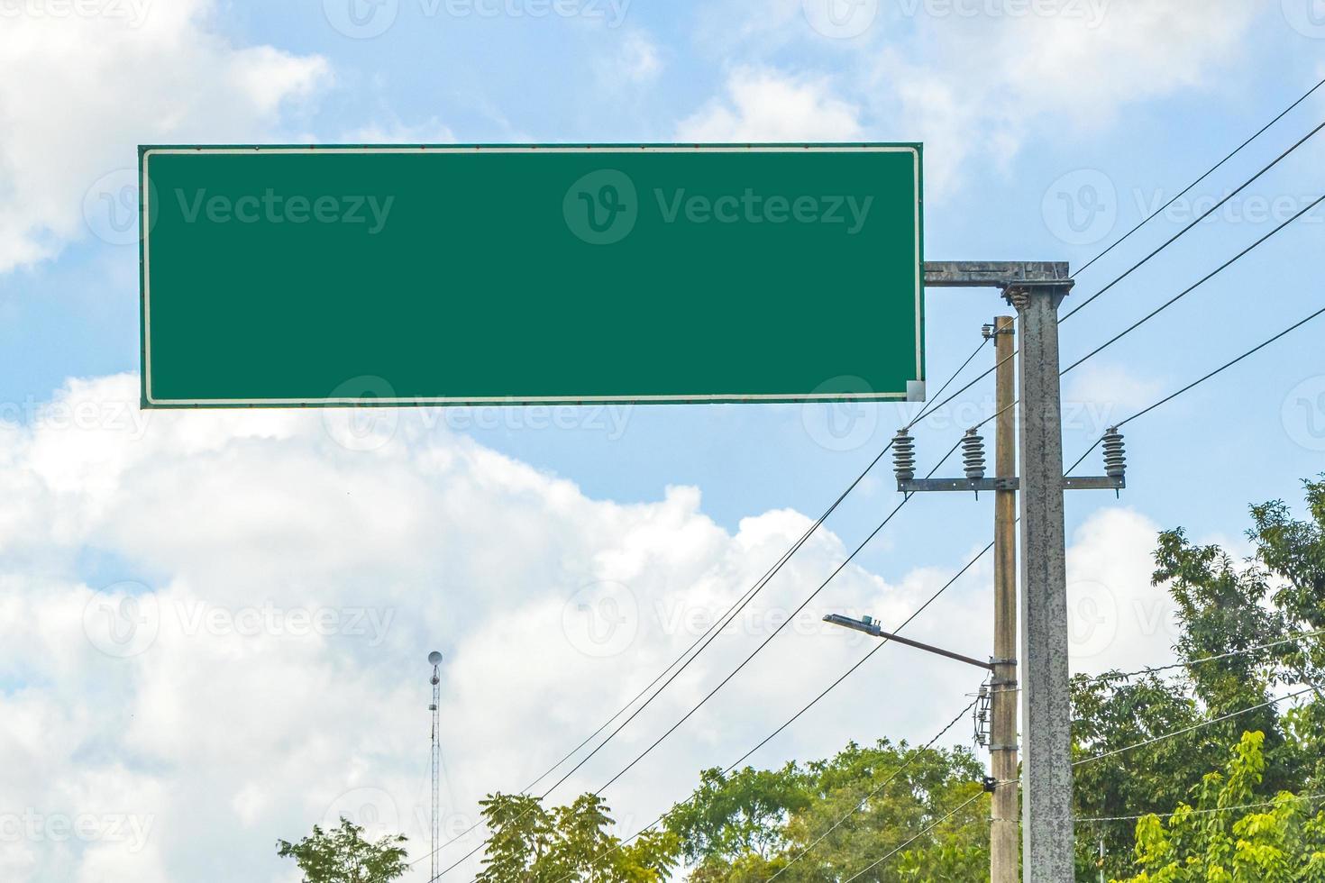 directionele groene lege lege verkeersbord in tulum mexico. foto