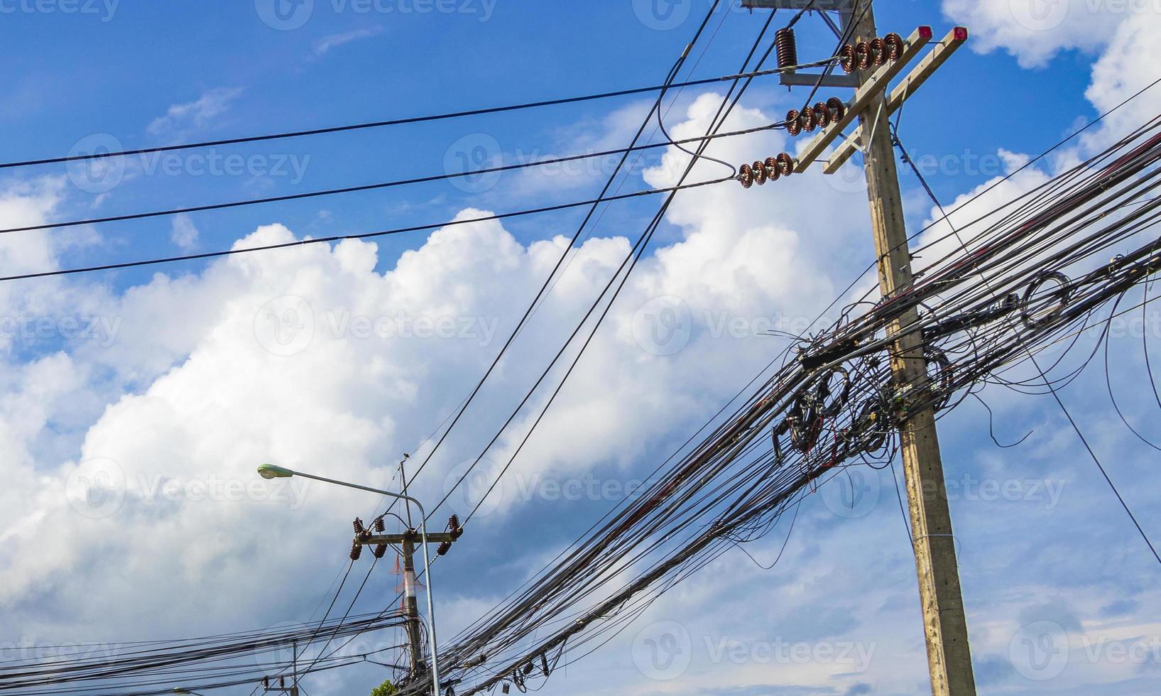 absolute kabelchaos op thai power pole thailand blauwe hemel. foto