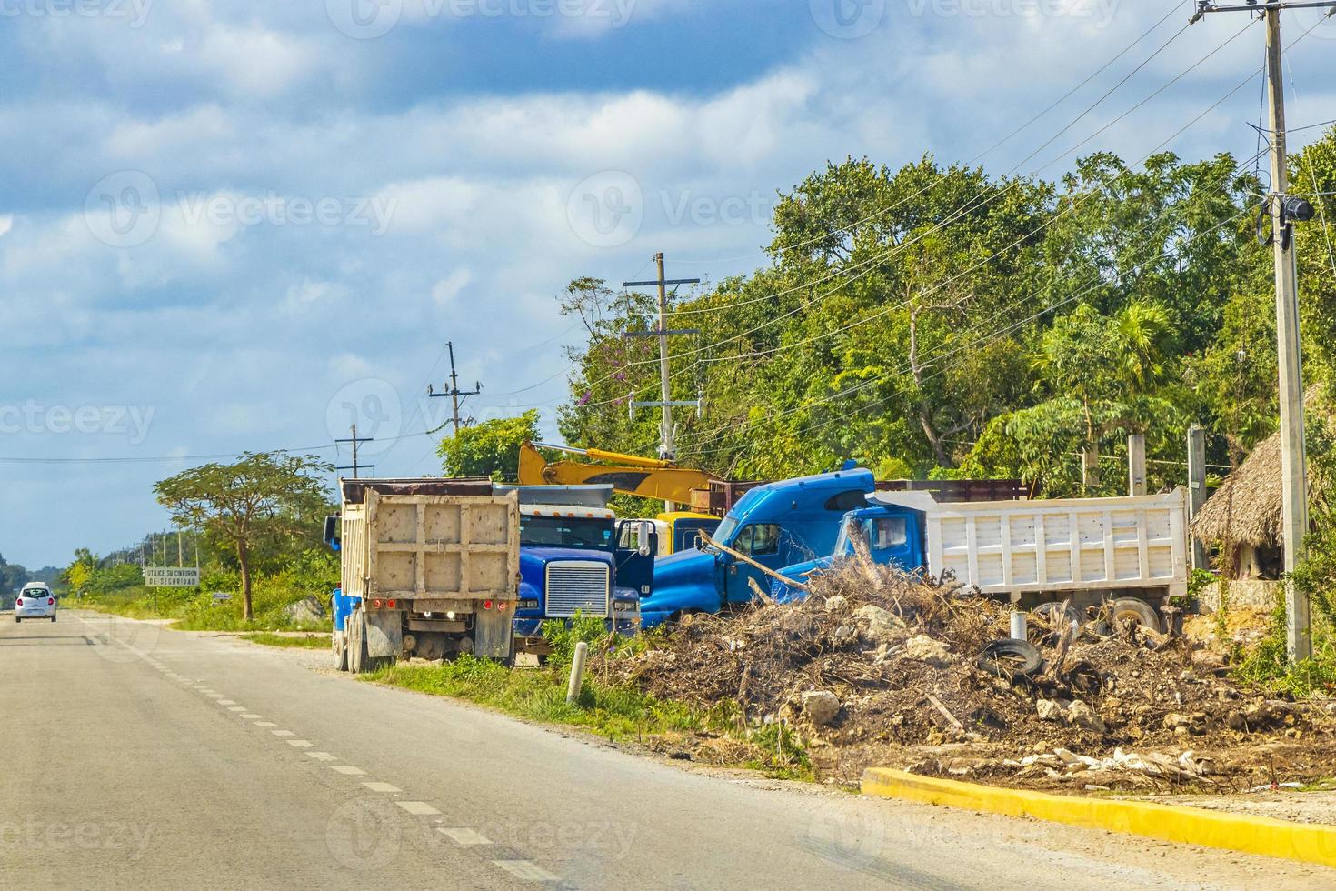 vrachtwagens dumper graafmachines en andere industriële voertuigen tulum mexico. foto