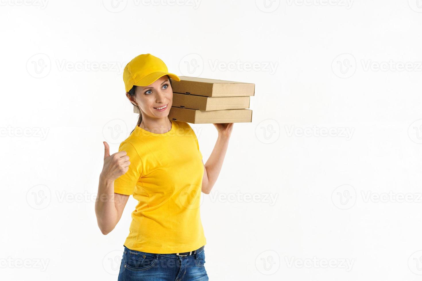 vrouw levering vrouw in geel uniform op witte achtergrond foto