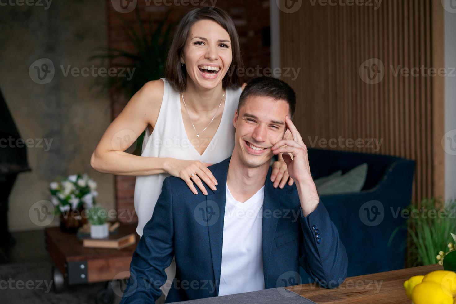 lachend opgewonden getrouwd stel verheugt zich in hun geluk door prijs te winnen foto