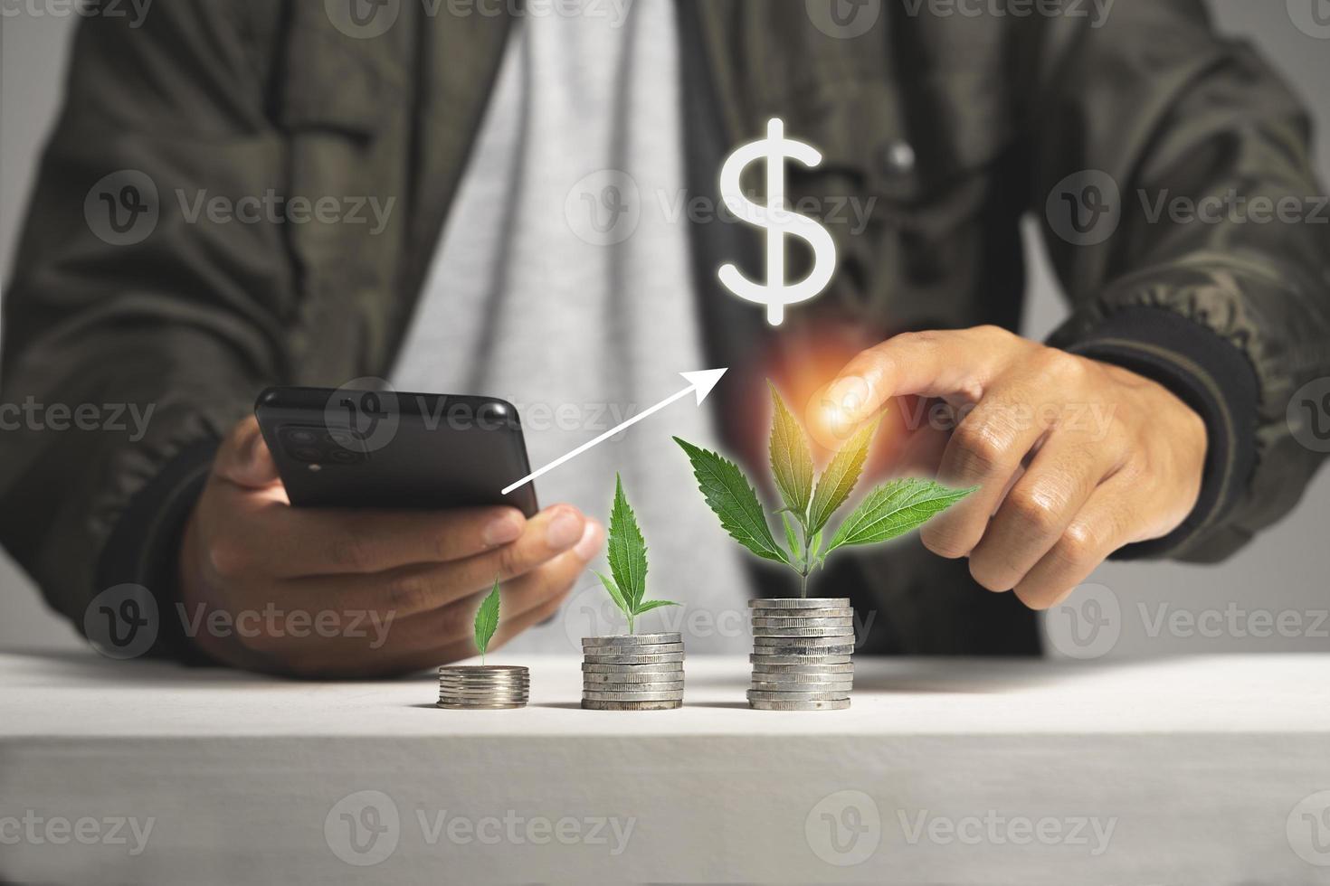 man wijzende vinger met groeiende munt. geld besparen concept foto